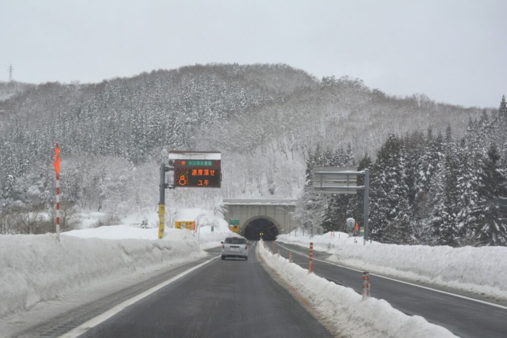 高速道路雪